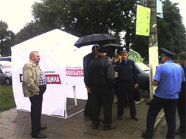 Не витримали нерви? У Києві невідомі напали на чотири намети «Батьківщини», де роздавали запрошення на акцію «Вставай, Україно!» Не витримали нерви? У Києві невідомі напали на чотири намети «Батьківщини», де роздавали запрошення на акцію «Вставай, Україно!»