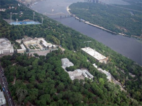 Наслідки стихійної забудови. Схили Дніпра в Києві через зсув оголошено зоною надзвичайної ситуації Наслідки стихійної забудови. Схили Дніпра в Києві через зсув оголошено зоною надзвичайної ситуації