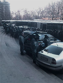 Євромайдан пішов до Азарова. Азаров відгородився від народу міліцією Євромайдан пішов до Азарова. Азаров відгородився від народу міліцією