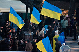 Ці дивні люди чомусь стояли не разом з усіма, а осторонь, позаду сцени Ці дивні люди чомусь стояли не разом з усіма, а осторонь, позаду сцени