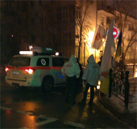 Один з активістів, що вчора прикували себе на Банковій, опинився у лікарні Один з активістів, що вчора прикували себе на Банковій, опинився у лікарні