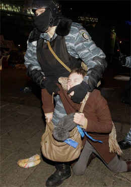 Поки Ваші батьки в кухонних розмовах нападають одне на одного, Ваших ровесників б’ють палицями на вулицях Поки Ваші батьки в кухонних розмовах нападають одне на одного, Ваших ровесників б’ють палицями на вулицях