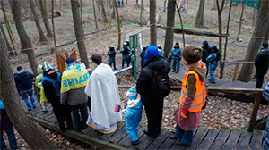 Молитва під наглядом міліції. Прочан під Межигір’ям “охороняли” 17 автобусів Беркуту Молитва під наглядом міліції. Прочан під Межигір’ям “охороняли” 17 автобусів Беркуту