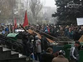 Маріупольські депутати вимагають від російських диверсантів скласти зброю і забиратися геть Маріупольські депутати вимагають від російських диверсантів скласти зброю і забиратися геть