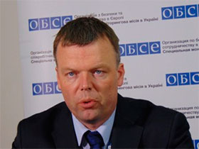 Заступника голови СММ ОБСЄ Александр Хуг.