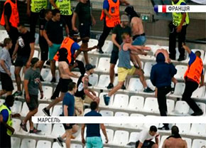 У Кремлі хвалять російських “вболівальників”, які побилися у Марселі У Кремлі хвалять російських “вболівальників”, які побилися у Марселі