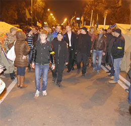 Частина учасників протесту під парламентом вирішила діяти інакше