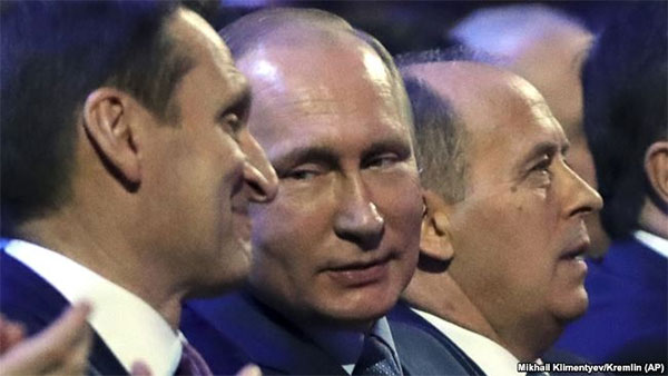 Президент Росії Владімір Путін (у центрі), директор Служби зовнішньої розвідки Росії Сєргєй Наришкін (ліворуч) і голова ФСБ Алєксандр Бортніков