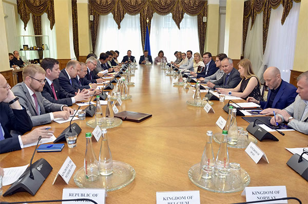 Луценко і Грицак пояснили послам особливості спецоперації із попередження вбивства журналіста Бабченка 