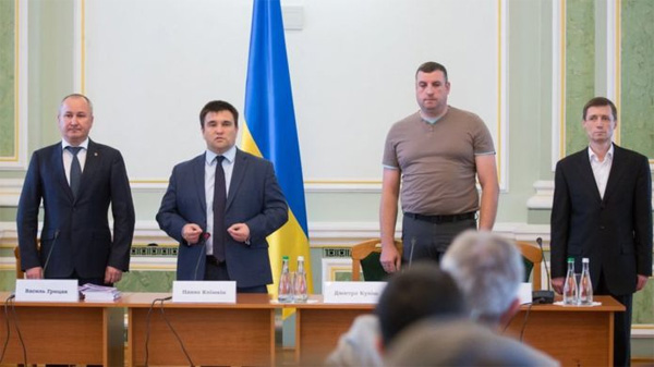 Голова СБУ Василь Грицак, міністр закордонних справ Павло Клімкін, а також колишній боєць батальйону "Донбас" Дмитро Куліш, звільнений з полону бойовиків, та батько ув’язненого в Росії 