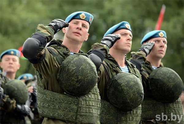 Російські десантники Псковської дивізії разом з китайськими військовими марширували перед Лукашенком