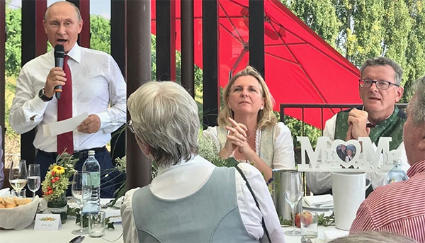 Владімір Путін на весіллі глави МЗС Австрії Карін Кнайсль у Відні.