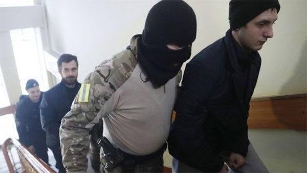 Політв’язні Кремля. “Суд” над українськими моряками: поділили на групи і закрили процес