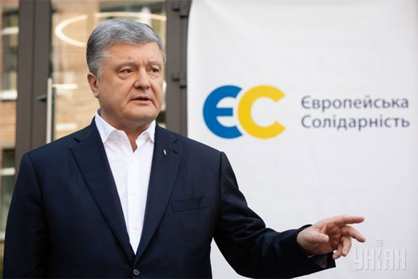 ДБР півтори години допитувала Петра Порошенка