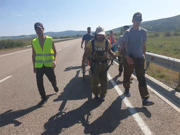 Поліцаї кошмарять прихильників шамана, який ішов виганяти Путіна Поліцаї кошмарять прихильників шамана, який ішов виганяти Путіна