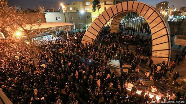 “Не пробачимо”. Іранська молодь побилася з силовиками через збитий літак МАУ “Не пробачимо”. Іранська молодь побилася з силовиками через збитий літак МАУ