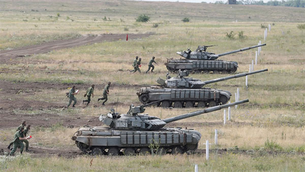 Російські агресори продовжують накопичувати боєприпаси і озброєння біля лінії фронту