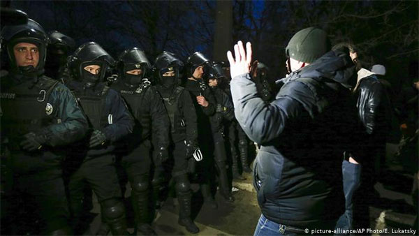 Евакуйовані з Уханю прибули в медичний центр у Нових Санжарах на тлі протесту Евакуйовані з Уханю прибули в медичний центр у Нових Санжарах на тлі протесту