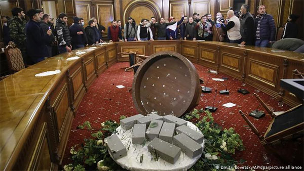 Протестувальники у будівлі уряду Вірменії в Єревані Протестувальники у будівлі уряду Вірменії в Єревані