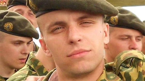 У Мінську помер побитий через прапор білорус. Тисячі людей вшановують його пам’ять