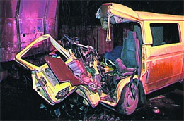 Все, що лишилося від мікроавтобуса. Фото - СЄГОДНЯ Все, що лишилося від мікроавтобуса. Фото - СЄГОДНЯ