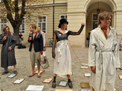 Львівські актори перед міськрадою вимагали людської зарплатні Львівські актори перед міськрадою вимагали людської зарплатні