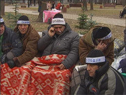 Міліція склала черговий протокол на чорнобильців, які голодують під вікнами Азарова Міліція склала черговий протокол на чорнобильців, які голодують під вікнами Азарова