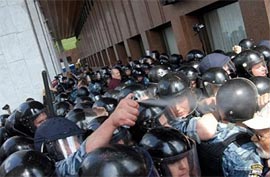 Згідно з фотографіями очевидців, «беркутівці» теж застосовували сльозоточивий газ по відношенню до мітингуючих. Згідно з фотографіями очевидців, «беркутівці» теж застосовували сльозоточивий газ по відношенню до мітингуючих.