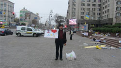 Комунальники Попова вчинили погром у таборі протестувальників проти мовного закону Комунальники Попова вчинили погром у таборі протестувальників проти мовного закону