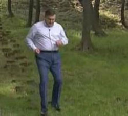 Янукович вважає, що спортивні досягнення може покращити тільки рука чиновника