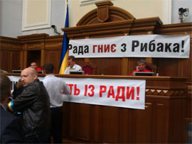 Опозиціонери ночуватимуть у парламенті?