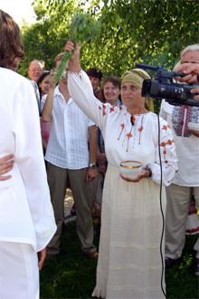 Антоніна Литвин благословляє молодят