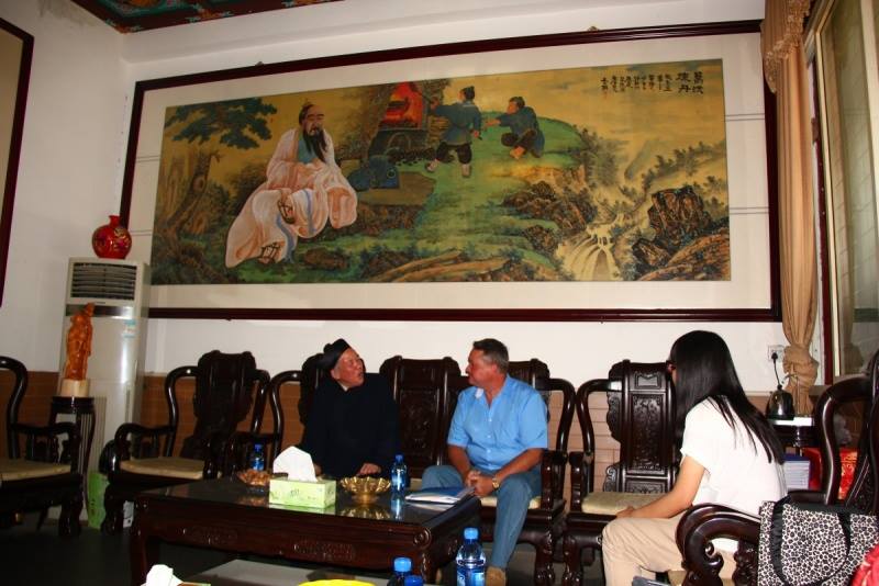 НА ФОТО: Запис фільму «Лао Цзи – філософ Всесвіту».
Професор Валерій Бебик і настоятель храму даосів Хуан Чжи-цзе (Китай, м. Чжунюе) НА ФОТО: Запис фільму «Лао Цзи – філософ Всесвіту».
Професор Валерій Бебик і настоятель храму даосів Хуан Чжи-цзе (Китай, м. Чжунюе)