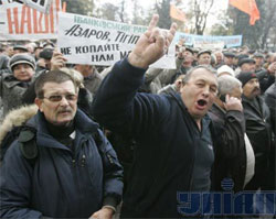 Номенклатурний “випуск пари”. Чорнобильців під Верховну Раду привів генерал-майор із Партії регіонів Номенклатурний “випуск пари”. Чорнобильців під Верховну Раду привів генерал-майор із Партії регіонів