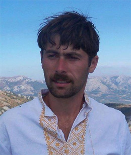 Олександр Капінос (10 березня 1984 року народження, с. Дунаїв Кременецького району Тернопільської області) — патріот, фермер, Герой, який поклав життя за Україну, - помер 19 лютого 2014 року після пострілу впритул гумовою кулею з помпової рушниці київського міліціонера поблизу Будинку офіцерів в Києві). Автор мав честь бути з ним особисто знайомим... Олександр Капінос (10 березня 1984 року народження, с. Дунаїв Кременецького району Тернопільської області) — патріот, фермер, Герой, який поклав життя за Україну, - помер 19 лютого 2014 року після пострілу впритул гумовою кулею з помпової рушниці київського міліціонера поблизу Будинку офіцерів в Києві). Автор мав честь бути з ним особисто знайомим...