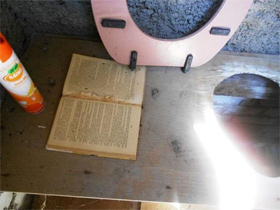 Біженці не посоромилися використовувати в туалеті сторінки з книг хазяїна Біженці не посоромилися використовувати в туалеті сторінки з книг хазяїна