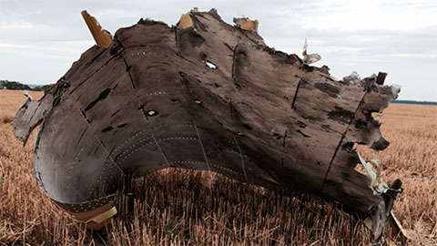 Уламок літака, де чітко видно отвори від вражаючих елементів зенітної ракети Уламок літака, де чітко видно отвори від вражаючих елементів зенітної ракети